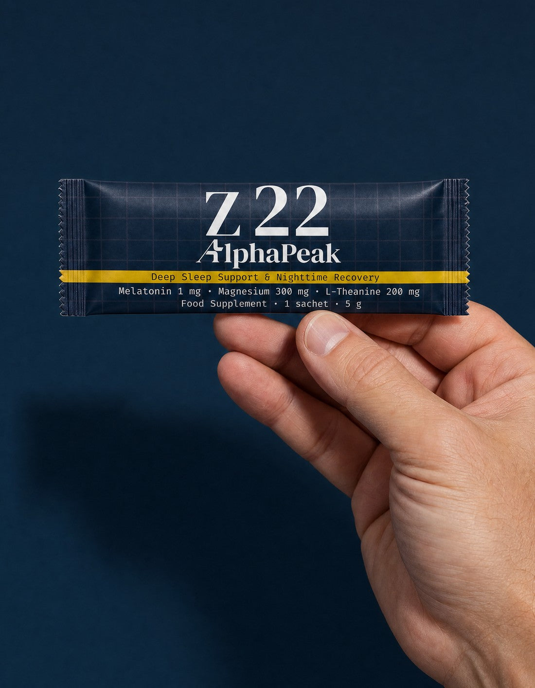 Mano che tiene una bustina AlphaPeak Z22, supporto per il sonno profondo